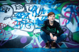 Foto Junge vor Graffiti