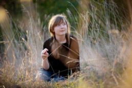 Foto Mädchen sitzt im Gras