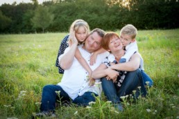 Familienfoto Familie auf einer Wiese in Ispringen