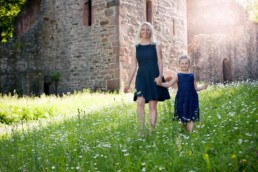 Foto Mutter und Tochter vor der Ruine St. Barbara in Karlsbad