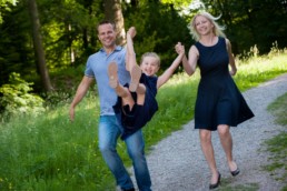 Foto Familie mit Kind im Wald