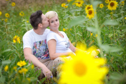 Foto Mann und Frau sitzen in einer Wiese, Pärchen