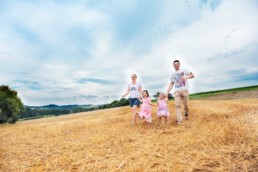 Foto Familie läuft über ein Feld bei Ellmendingen