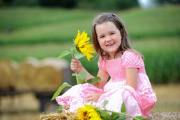 Foto kleines Mädchen mit Sonnenblumen