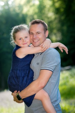 Foto Vater und Tochter im Wald