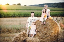 Familienfoto, Familie auf einem Feld bei Ellmendingen