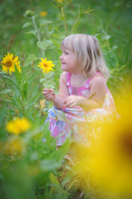 Foto kleines Mädchen mit Sonnenblumen