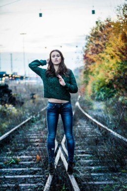 Fotoportrait, Mädchen auf stillgelegten Bahngleisen