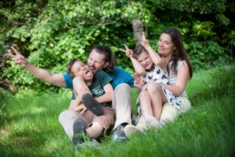 Familienfoto, Elternbund zwei Kinder machen Quatsch, lustig