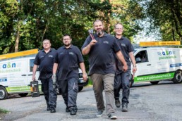 Teamfoto Handwerker mit Werkzeugen Installateur Pforzheim Schwann