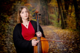 Foto Frau mit Cello im Wald