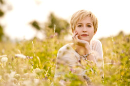 Foto junge Frau in einer Wiese, Portrait