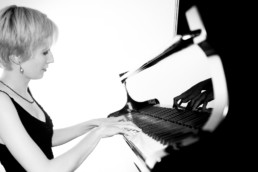 Foto einer Pianistin Musikerin am Klavier , schwarz-weiss