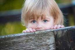 Kinderfoto Pforzheim Foto Kinder schaut über Zaun, Kinderaugen, Blick