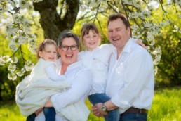 Foto Familienfoto Vater Mutter und Kinder mit Kirschblüten