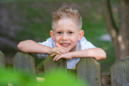 Foto Junge im Kindergarten im Garten