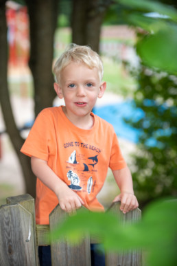 Foto Junge im Kindergarten im Garten