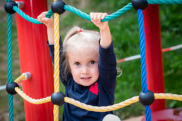 Foto Mädchen im Kindergarten auf Klettergerüst