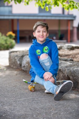 Foto Schulfoto Viertklässler Junge mit Skateboard