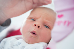 Foto Baby wird gestreichelt und macht ein lustiges Gesicht Pforzheim