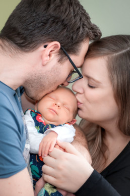 Baby mit Vater und Mutter, Kuss, küssen, Fotografie