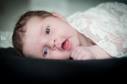 Foto neugeborenes Baby in ein Spitzentuch gewickelt