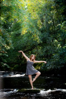 Foto Frau tanzt im Wasser