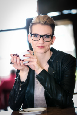 Frauenportrait Frau mit Kaffeetasse im Café