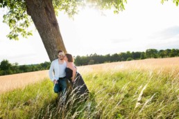 Schwangerschaftsfotos in Pforzheim Wurmberg, Schwangere und ihr Partner auf einem Feld, Sommerstimmung