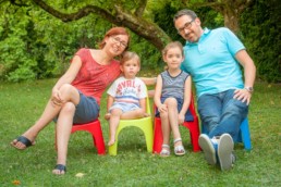 Foto Familie im Garten küsst