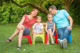 Foto Familie im Garten küsst