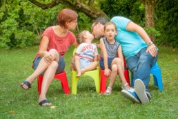 Foto Familie im Garten küsst