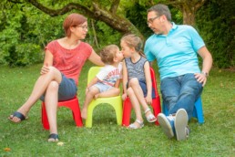 Foto Familie im Garten küsst