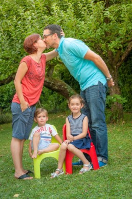 Foto Familie im Garten küsst