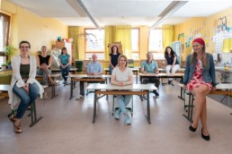 Lehrer der Friedrich-Silcher-Schule in einem Klassenzimmer - Fotoprojekt Nur-so-halb von Stefanie Morlok Fotografin