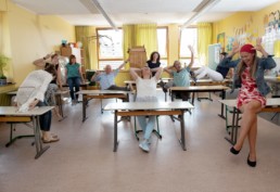 Lehrer der Friedrich-Silcher-Schule in einem Klassenzimmer - Fotoprojekt Nur-so-halb von Stefanie Morlok Fotografin