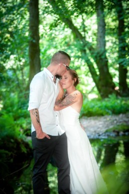 romantisches Foto Brautpaar im Wald am Fluss