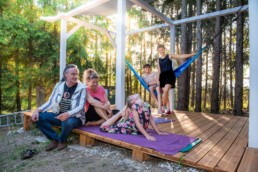 Familie Brohm sitzt auf Ihrer Terrasse - Fotoprojekt Nur-so-halb von Stefanie Morlok Fotografin