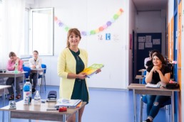 Farinaz Kiefer mit Ihren Schülerinnen im Familienzentrum Au- Fotoprojekt Nur-so-halb von Stefanie Morlok Fotografin