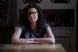 Francesca sitzt am Tisch - Fotoprojekt Nur-so-halb von Stefanie Morlok Fotografin