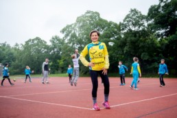 Handballtrainerin SG Pforzheim-Eutingen Beate Lupus mit den Handballern auf dem Sportplatz - Fotoprojekt Nur-so-halb von Stefanie Morlok Fotografin
