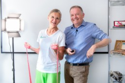 Marion Regelmann-Stok und Arjan Stok mit Dekorationen in ihrem Videoraum - Fotoprojekt Nur-so-halb von Stefanie Morlok Fotografin