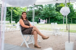 freie Traurednerin Susanne Gamber vor einer Trauung- Fotoprojekt Nur-so-halb von Stefanie Morlok Fotografin