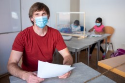 Frank Wolfangel vom Familienzentrum In der Au in Pforzheim bei der Hausaufgabenhilfe - Fotoprojekt Nur-so-halb von Stefanie Morlok Fotografin