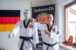 Taekwon-D0 Trainer Hans Baumbach im Studio - Fotoprojekt Nur-so-halb von Stefanie Morlok Fotografin