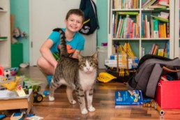Kind Max mit seinem Freund Kater Felix im Kinderzimmer - Fotoprojekt Nur-so-halb von Stefanie Morlok Fotografin