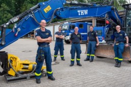THW Pforzheim, Daniel Klett und die Fachgruppen Räumen mit dem Kettenbagger - Fotoprojekt Nur-so-halb von Stefanie Morlok Fotografin