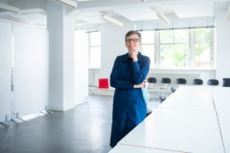 Professorin Alice Chi in den Räumen der Hochschule Pforzheim - Fotoprojekt Nur-so-halb von Stefanie Morlok Fotografin