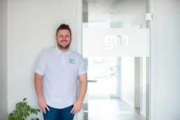 der Steuerberater Christopher Gehrig steht vor der Türe zu seiner Kanzlei- Fotoprojekt Nur-so-halb von Stefanie Morlok Fotografin