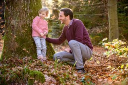 Vater und Tochter spielen im Wald